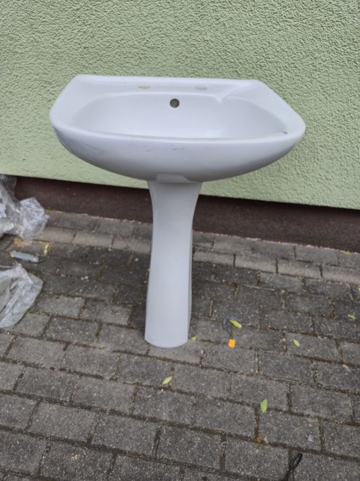 Umywalka z noga biała