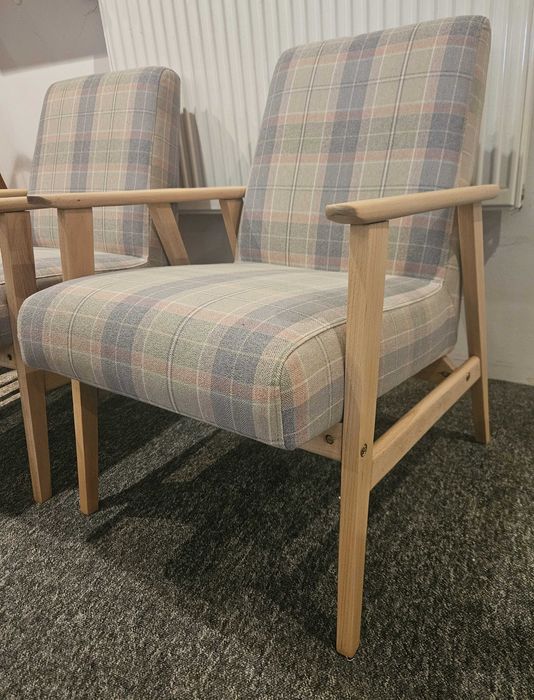 Dwa fotele klubowe PRL, Lisek, po renowacji.
