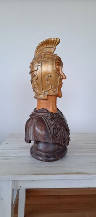 Busto de Guerreiro em Madeira Artesanal – Escultura com Capacete Grego