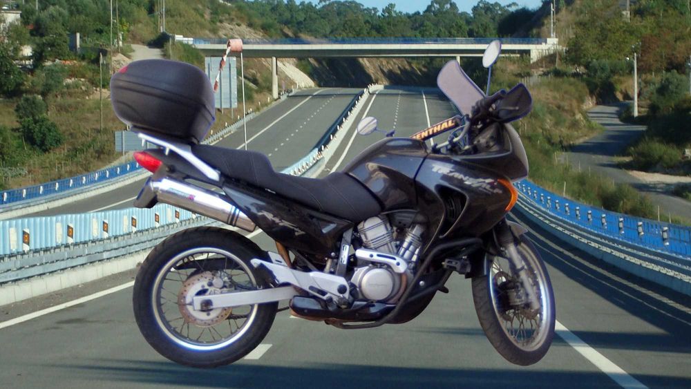 Honda Transalp 650cc,como nova, punhos aquecidos,faróis auxiliares,mala,banco em gel,proteção para o motor,espelho alto e  revisão feita recentemente.