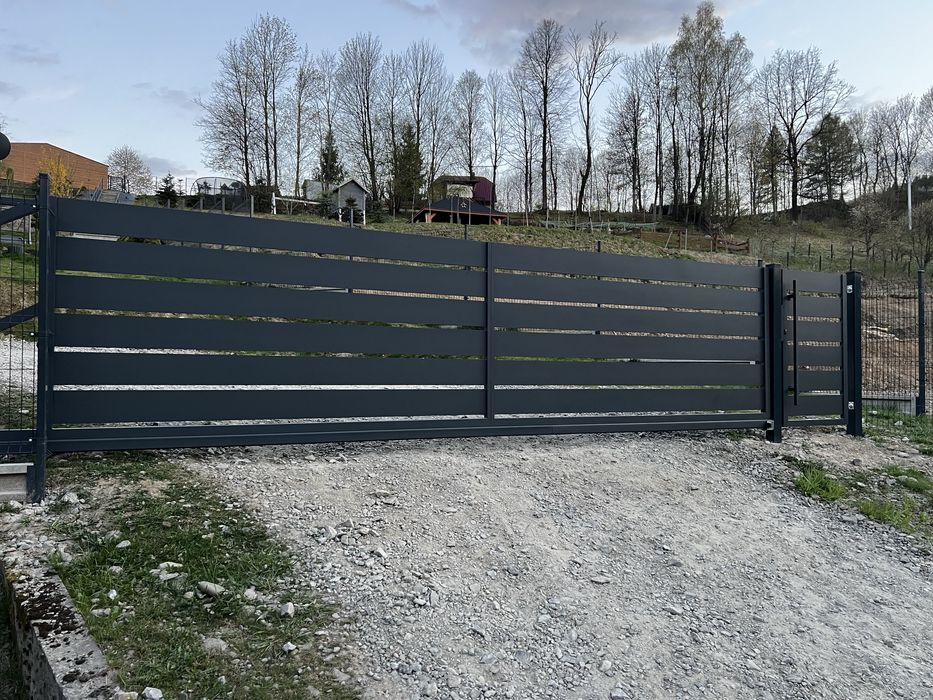 Brama przesuwna aluminiowa palisadowa pozioma nowoczesna