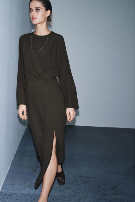 Сукня міді зі складками zara