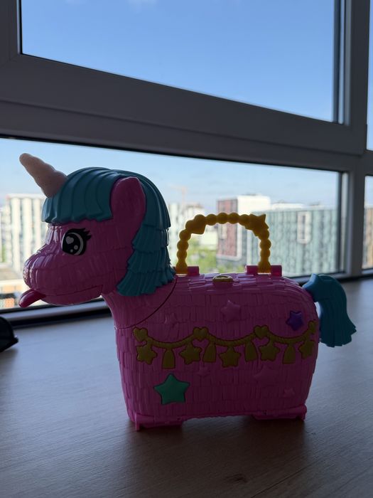 ігровий набір Polly Pocket "Святкова вечірка єдинорогів" (модель HYD96), виконаний у формі яскраво-рожевої піньяти з бірюзовою гривою