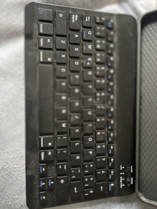 Capa com teclado para iPad 10.9 e11”