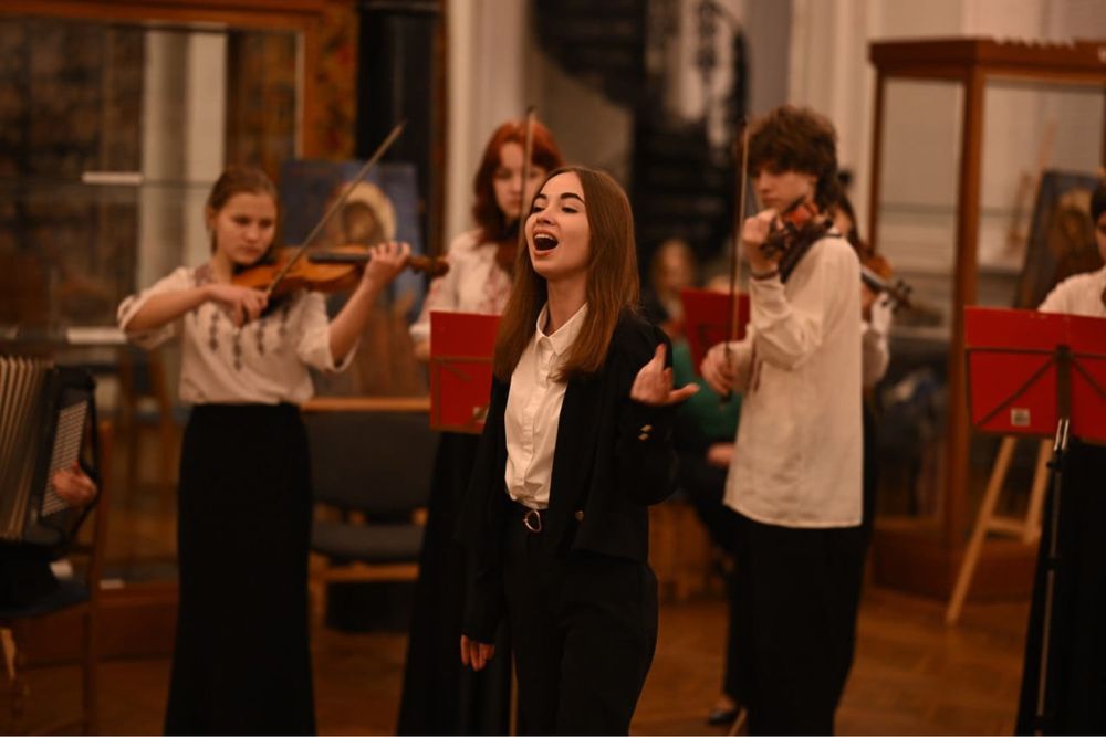 Викладач вокалу/скрипки/синтезатору місто Київ