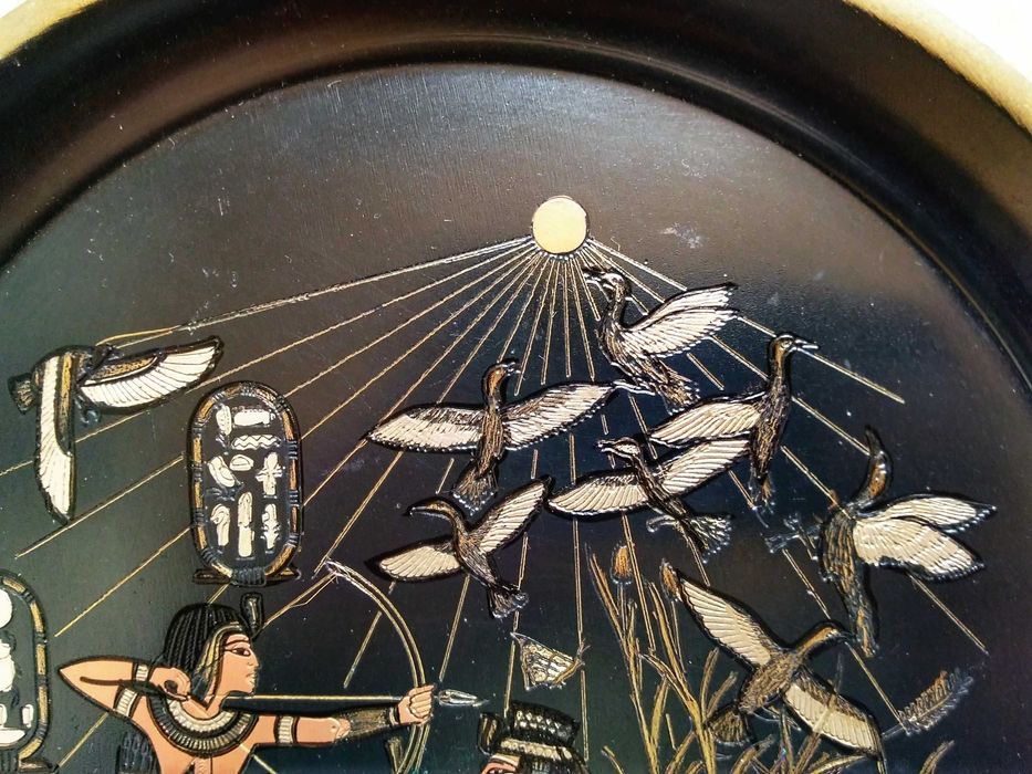 Mosiężny talerz ścienny z motywem egipskim