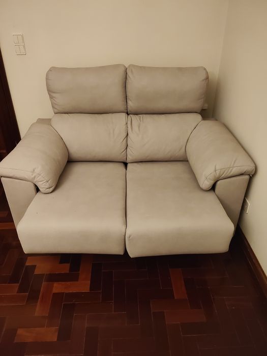 Sofá usado. Peça confortável e versátil.