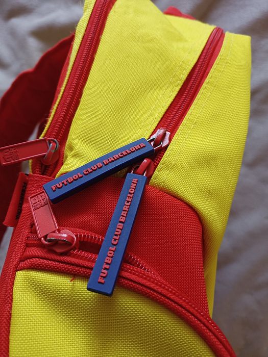 Plecak miejski fcbw jaskrawych kolorach.