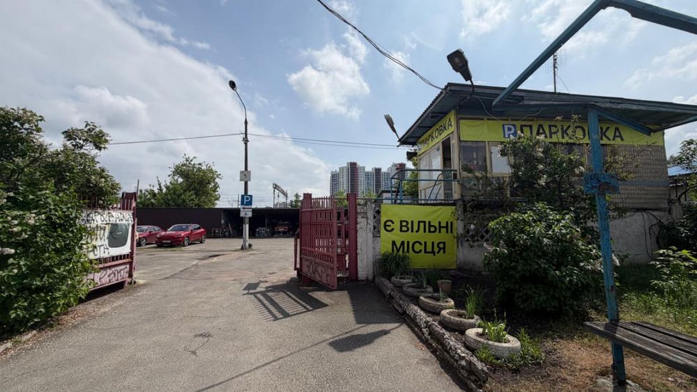 Оренда паркомісць  вул. Березняківська, 17