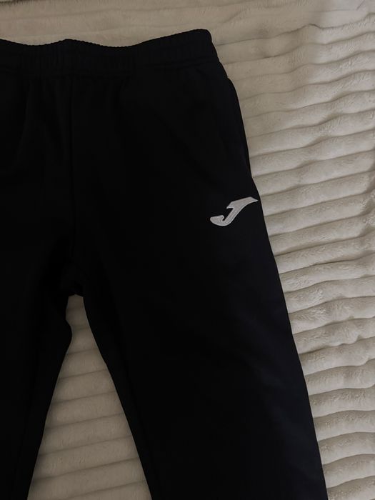 czarne spodnie dresowe joma