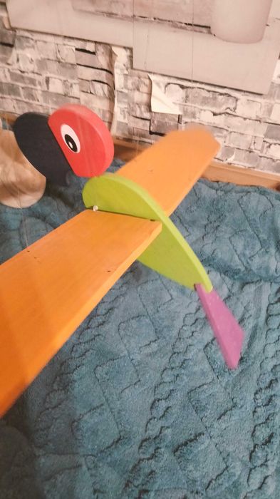 Pássaro em madeira brinquedo