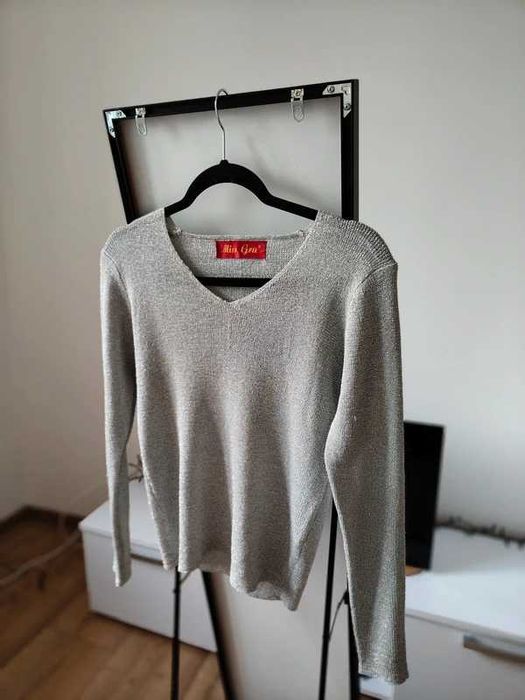 Srebrny połyskujący sweter damski