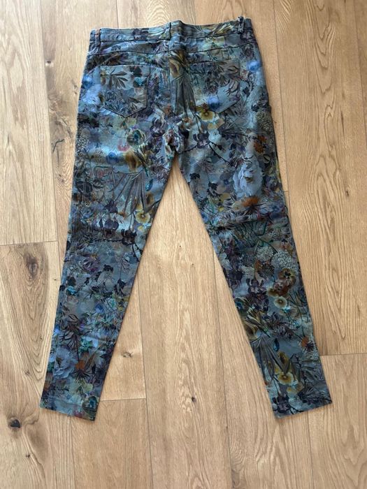 Damskie jeansy.w kwiaty.