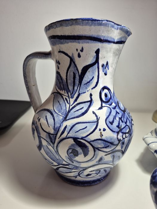 Louça de barro e cerâmica azul e branca423647547596492801