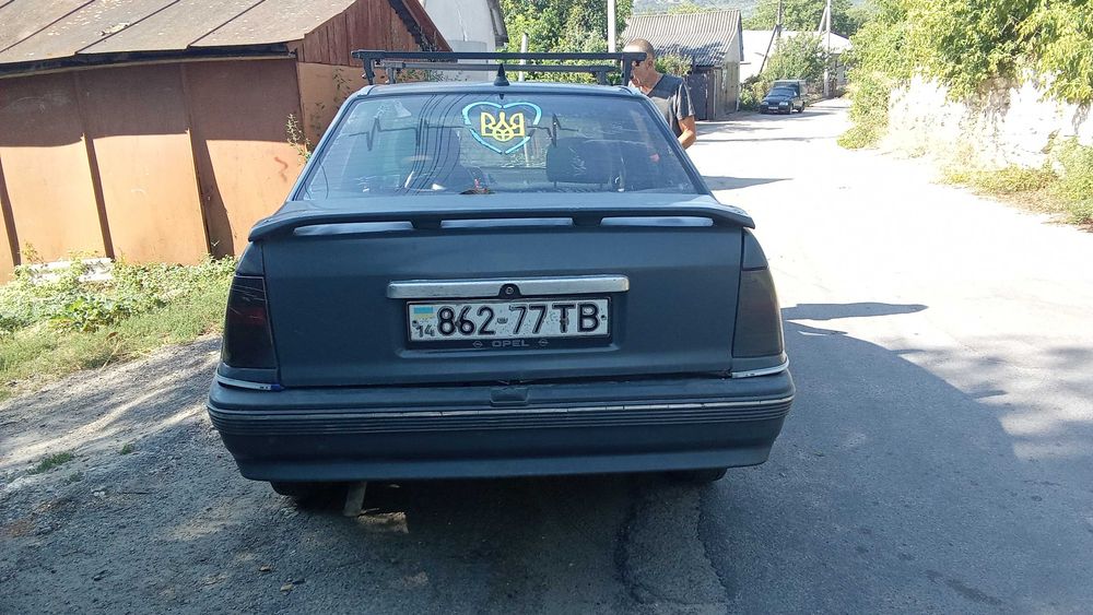 Автомобіль Опель кадет седан