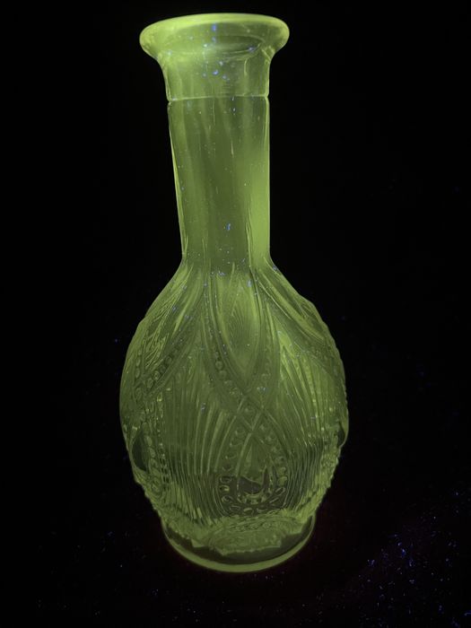 Stary wazon UV – bogaty relief, szkło manganowe PRL