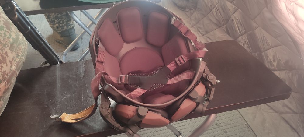 Каска, шолом з кавером та активними навушниками Walker's Razor