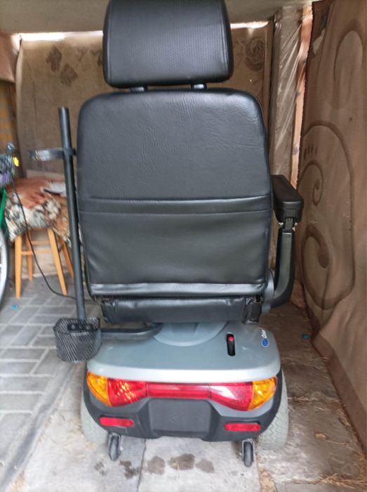 Skuter elektyczny czterokołowy