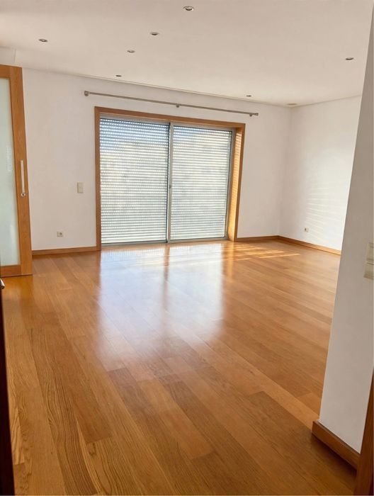 Arrendo Apartamento T2 Em Rio Tinto com Suíte e garagem individual