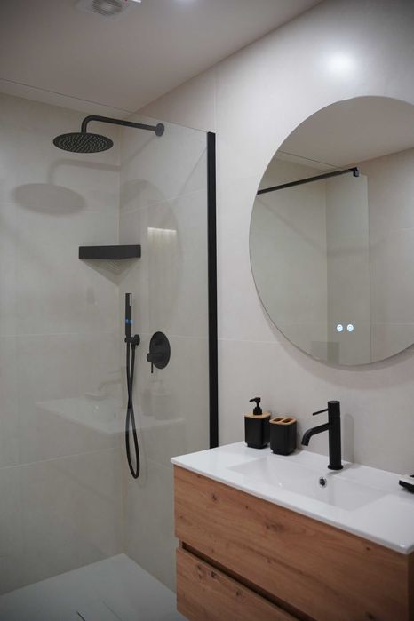 Arrendamento de Estudio T0 na zona da Trindade- Porto, novo, ultimo piso, completamente equipado e climatizado com vistas para a cidade.