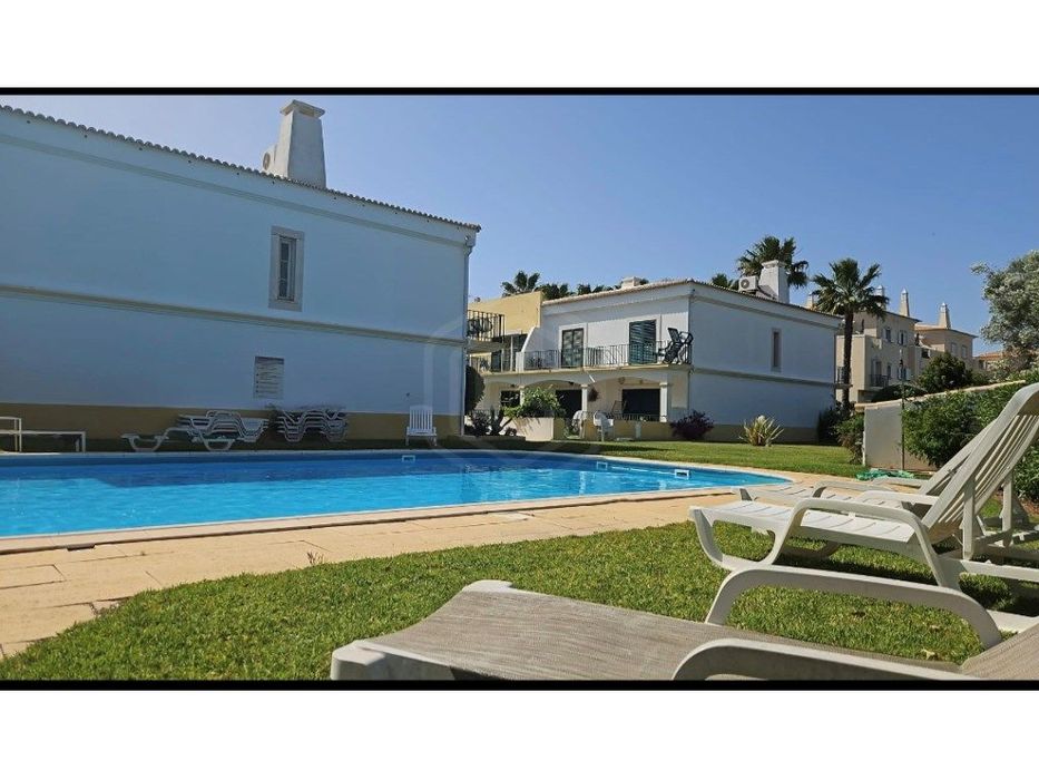 Moradia Geminada T2+1 para Arrendamento Anual - Encosta das Oliveir...