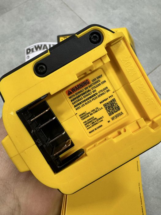 Комплект безщітковий гайковерт Dewalt DCF921 1/2 20v. 610Нм. USA