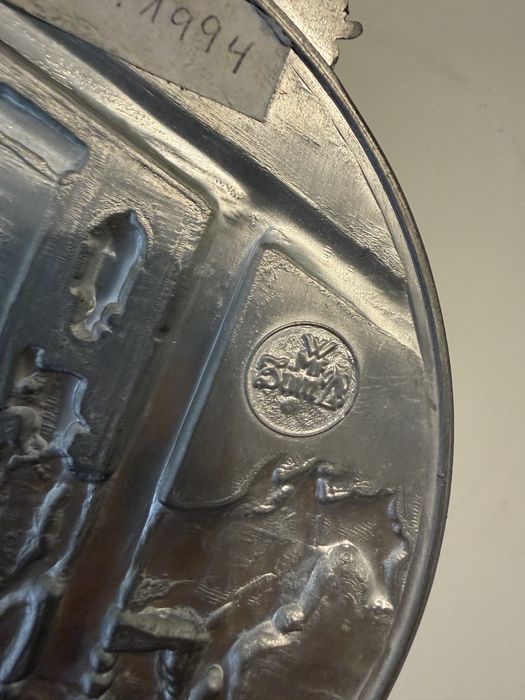 Peça decorativa em estanho.