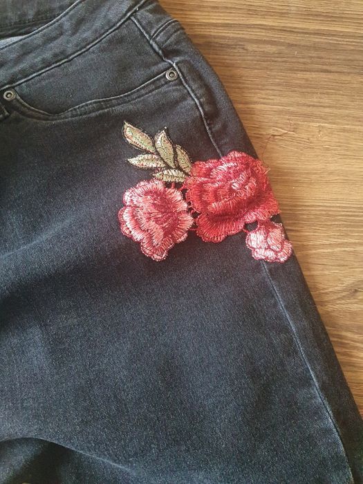 Jeansy czarne haftowane róże 40 L XL spodnie damskie