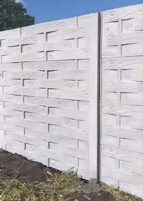 Залізобетонний забор, паркан. Огорожі. Ворота. Бетонні стовпи.