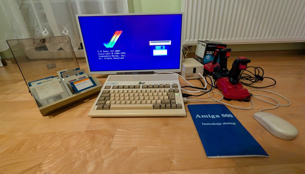 Konsola Amiga 600 Duży zestaw z akcesoriami 40 Dyskietek