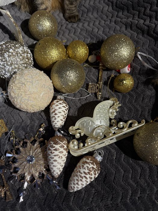 Набір новорічних іграшок у золотому та білому кольорах