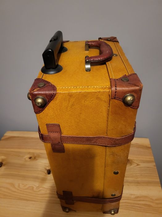 Azjatycka  skorzana walizka