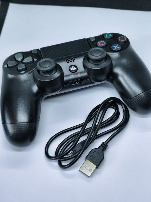 Comando para PC/PS4 Em ótimo estado + cabo.