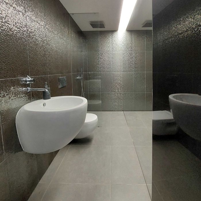 Moradia Geminada T4/T5 · 240 m² · 3 Pisos · Piscina · Garagem 2 carros