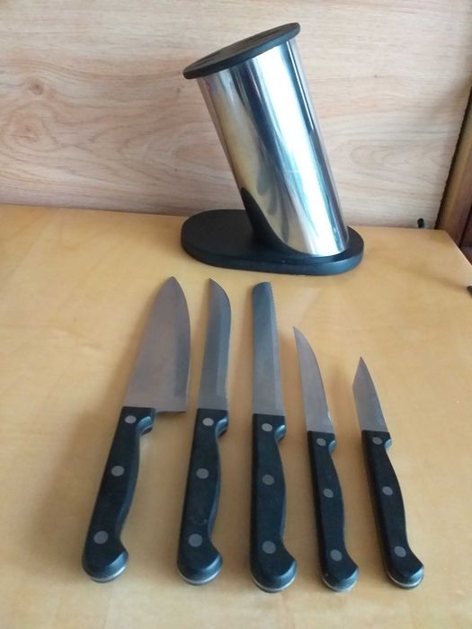 Noże w drewnianym stojaku, bloku ze stalową obudową