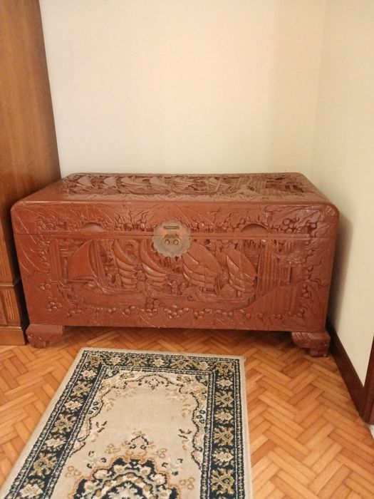 Vendo baú em madeira