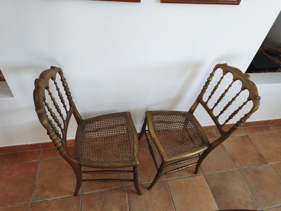 2 Cadeiras douradas com assento de palhinha