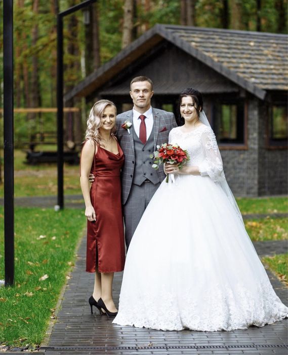 Розкішна весільна сукня