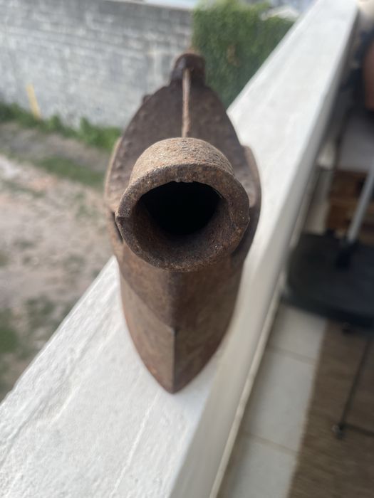 Ferro de Engomar Antigo a Carvão / Brasa – Modelo Raro com Chaminé