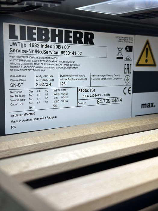 Вбудована шафа для вина Liebherr UWTgb 1682 Vinidor (34 пляшки, 2 зони) з TipOpen, автовідкривання