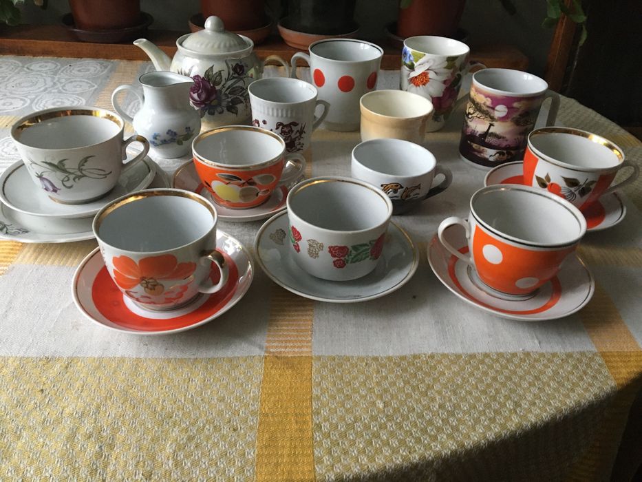 Заварник, сливочник, чашки и другая посуда из фарфора