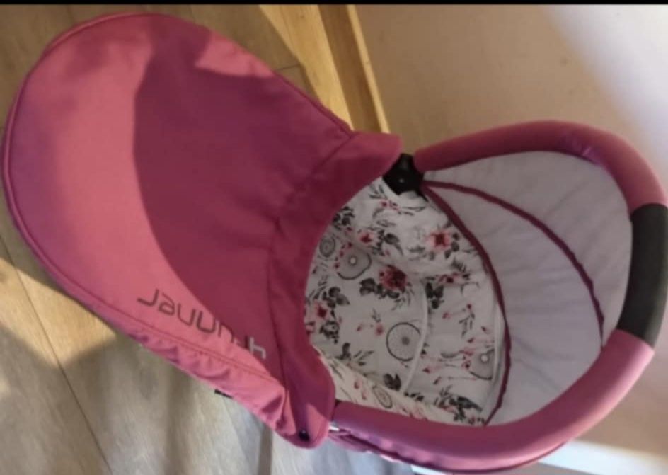 Wózek Dziecięcy 4Runner w Kolorze Fuksji z Gondolą i Wkładką Kwiatową