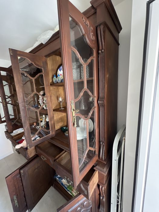 Armário de madeira antigo