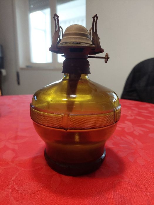 Candeiro a petróleo muito antigo