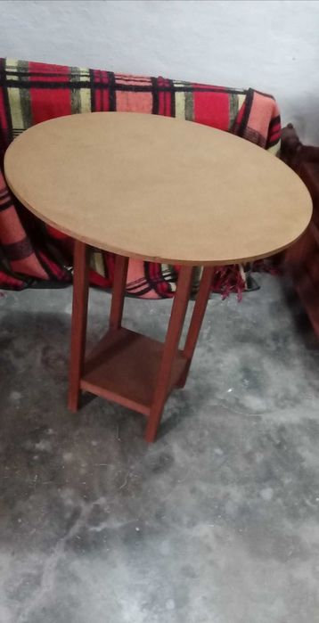 Mesa redonda e mesa de três pés