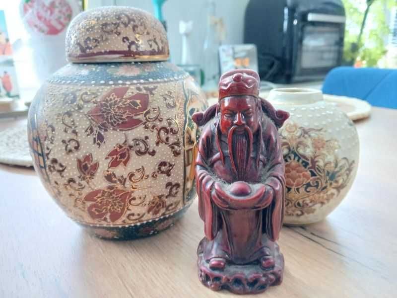 figurka i dwa dzbanuszki