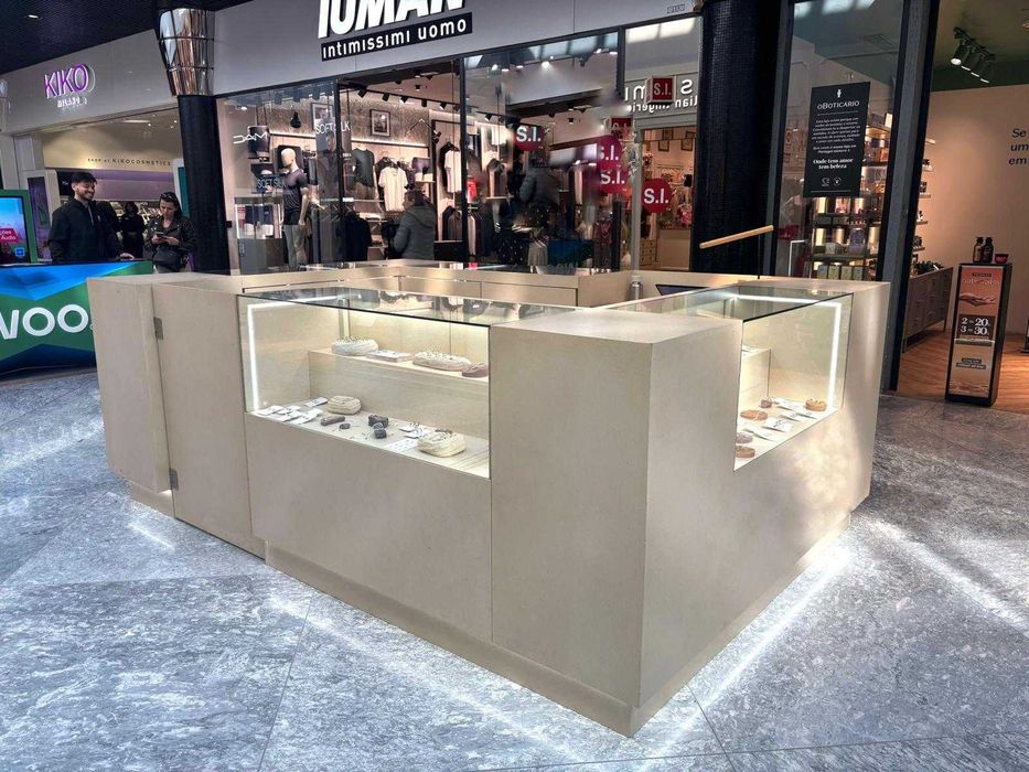 Balcão / Quiosque Comercial com Vitrines Iluminadas