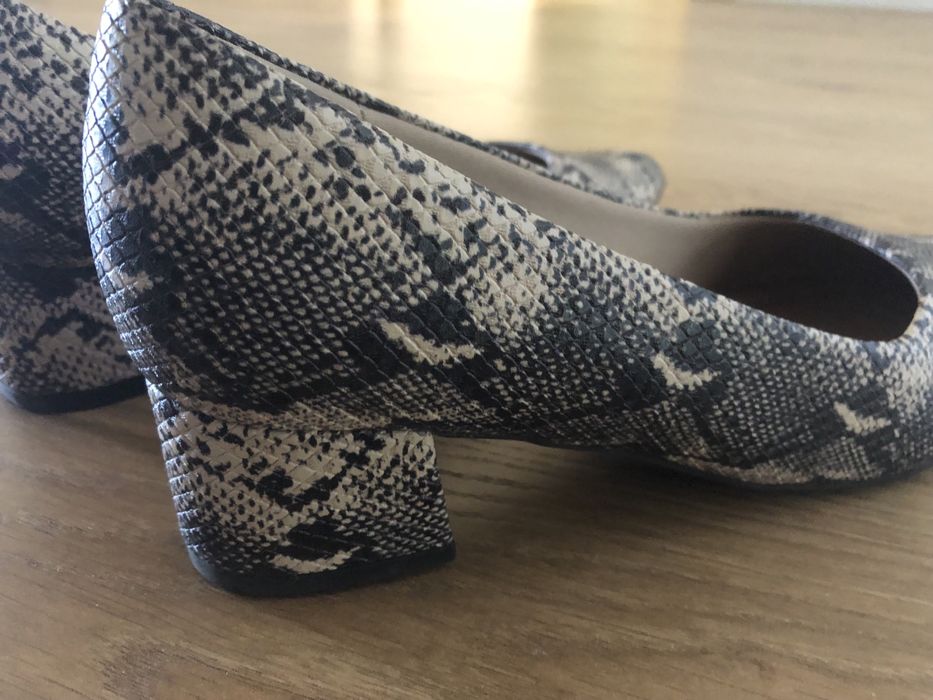Sapatos picadilly com padrão de cobra