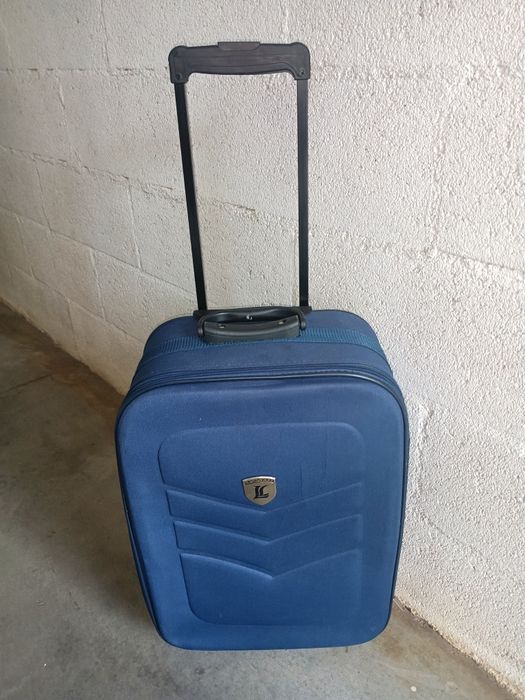 Mala de viagem trolley de cabine.
Medidas: 50/35/20cm
Completamente impecável