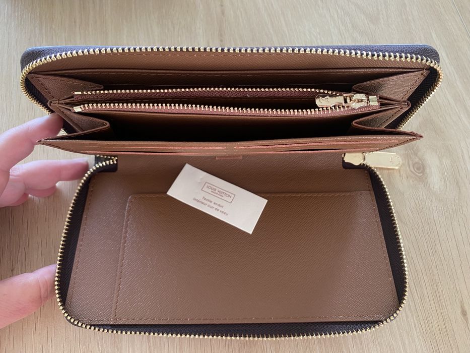 Carteira com monogramas LV